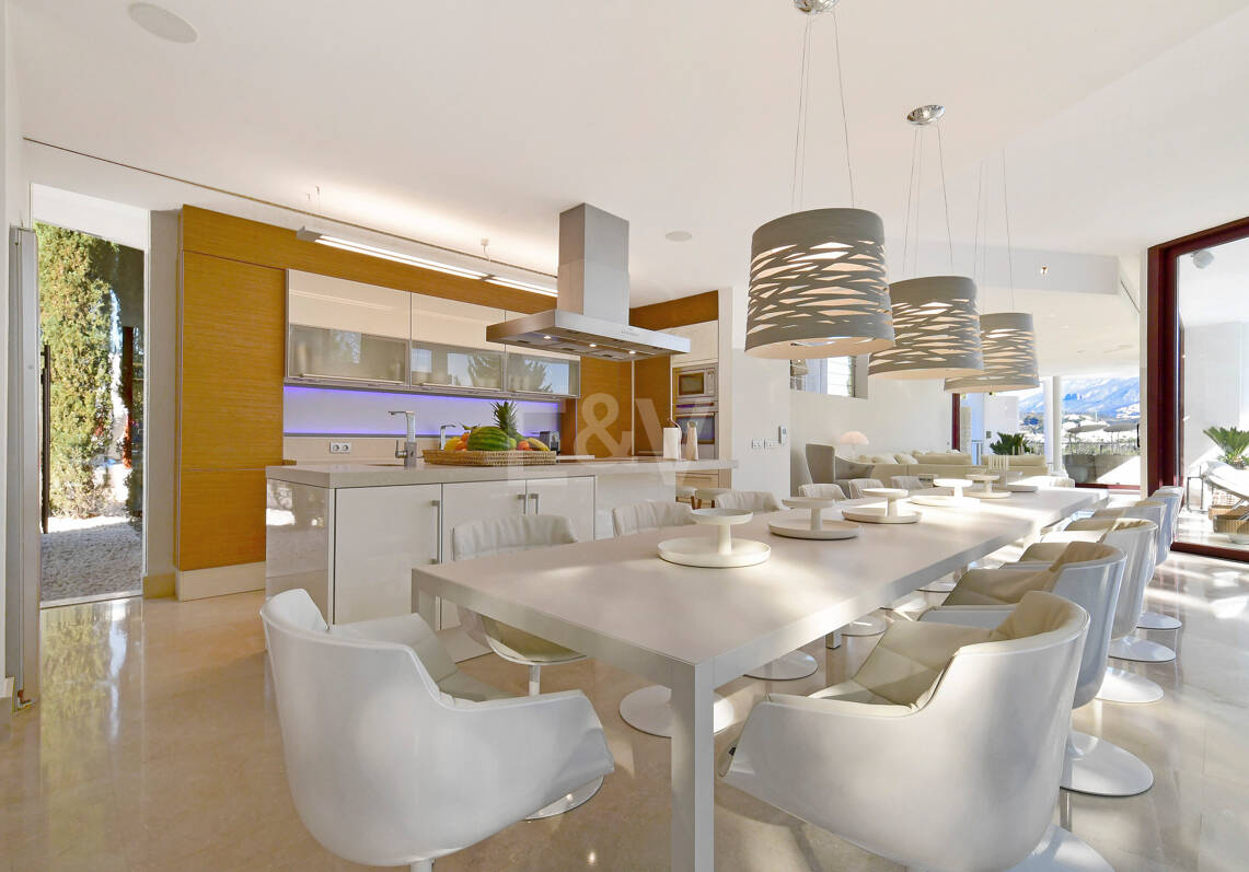 Luxuriöse und außergewöhnliche Villa in Nueva Andalucía zur Ferienvermietung verfügbar. Panoramablick auf den Berg La Concha und das Meer. 5 Minuten Fahrt von Puerto Banús entfernt,