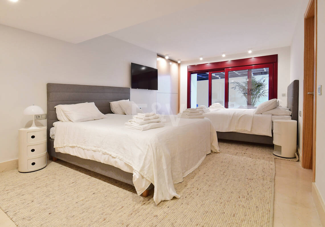 Luxuriöse und außergewöhnliche Villa in Nueva Andalucía zur Ferienvermietung verfügbar. Panoramablick auf den Berg La Concha und das Meer. 5 Minuten Fahrt von Puerto Banús entfernt,