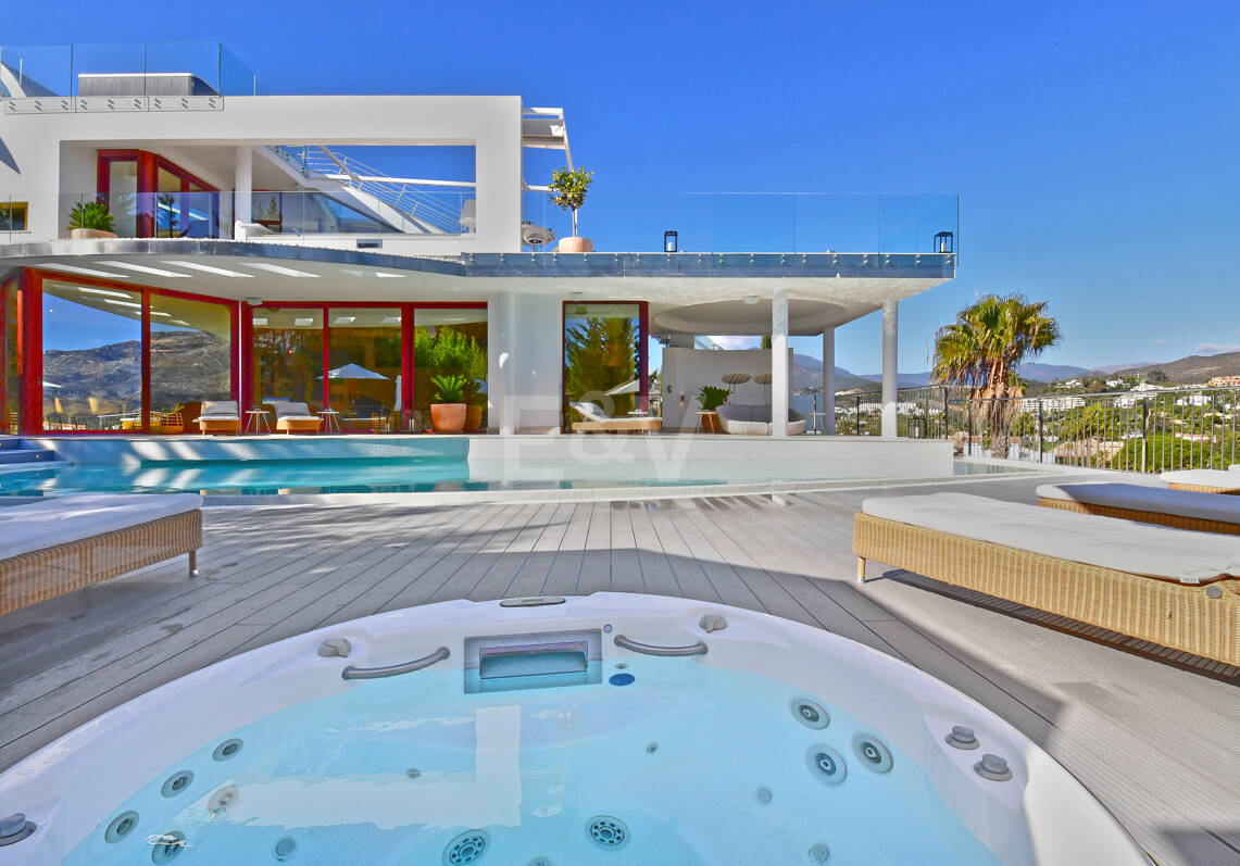 Luxuriöse und außergewöhnliche Villa in Nueva Andalucía zur Ferienvermietung verfügbar. Panoramablick auf den Berg La Concha und das Meer. 5 Minuten Fahrt von Puerto Banús entfernt,