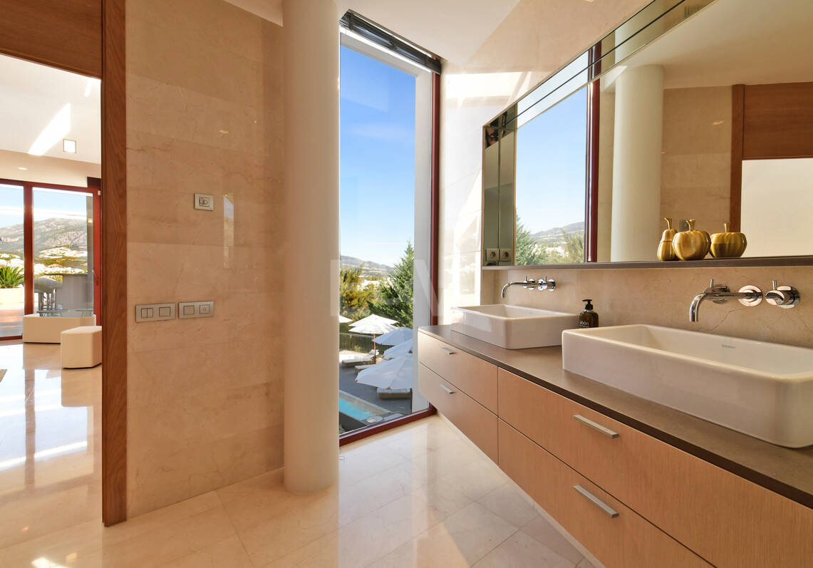 Luxuriöse und außergewöhnliche Villa in Nueva Andalucía zur Ferienvermietung verfügbar. Panoramablick auf den Berg La Concha und das Meer. 5 Minuten Fahrt von Puerto Banús entfernt,