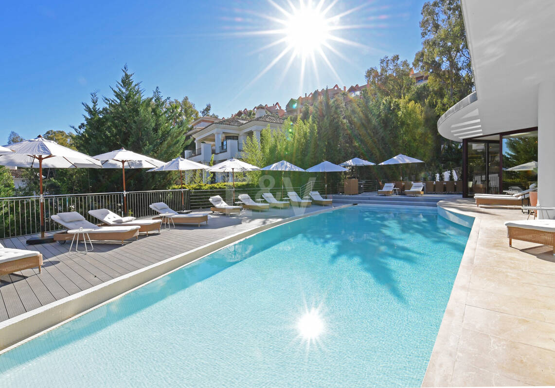 Luxuriöse und außergewöhnliche Villa in Nueva Andalucía zur Ferienvermietung verfügbar. Panoramablick auf den Berg La Concha und das Meer. 5 Minuten Fahrt von Puerto Banús entfernt,