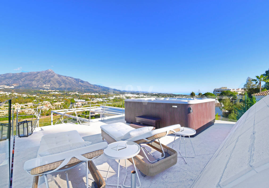 Luxuriöse und außergewöhnliche Villa in Nueva Andalucía zur Ferienvermietung verfügbar. Panoramablick auf den Berg La Concha und das Meer. 5 Minuten Fahrt von Puerto Banús entfernt,