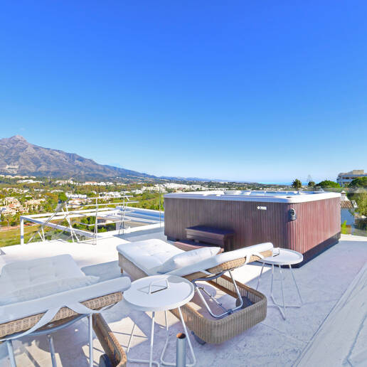 Luxuriöse und außergewöhnliche Villa in Nueva Andalucía zur Ferienvermietung verfügbar. Panoramablick auf den Berg La Concha und das Meer. 5 Minuten Fahrt von Puerto Banús entfernt,