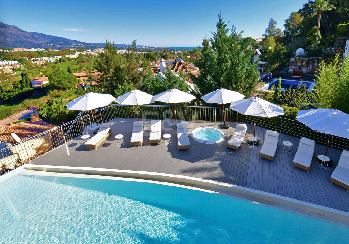 Luxuriöse und außergewöhnliche Villa in Nueva Andalucía zur Ferienvermietung verfügbar. Panoramablick auf den Berg La Concha und das Meer. 5 Minuten Fahrt von Puerto Banús entfernt,