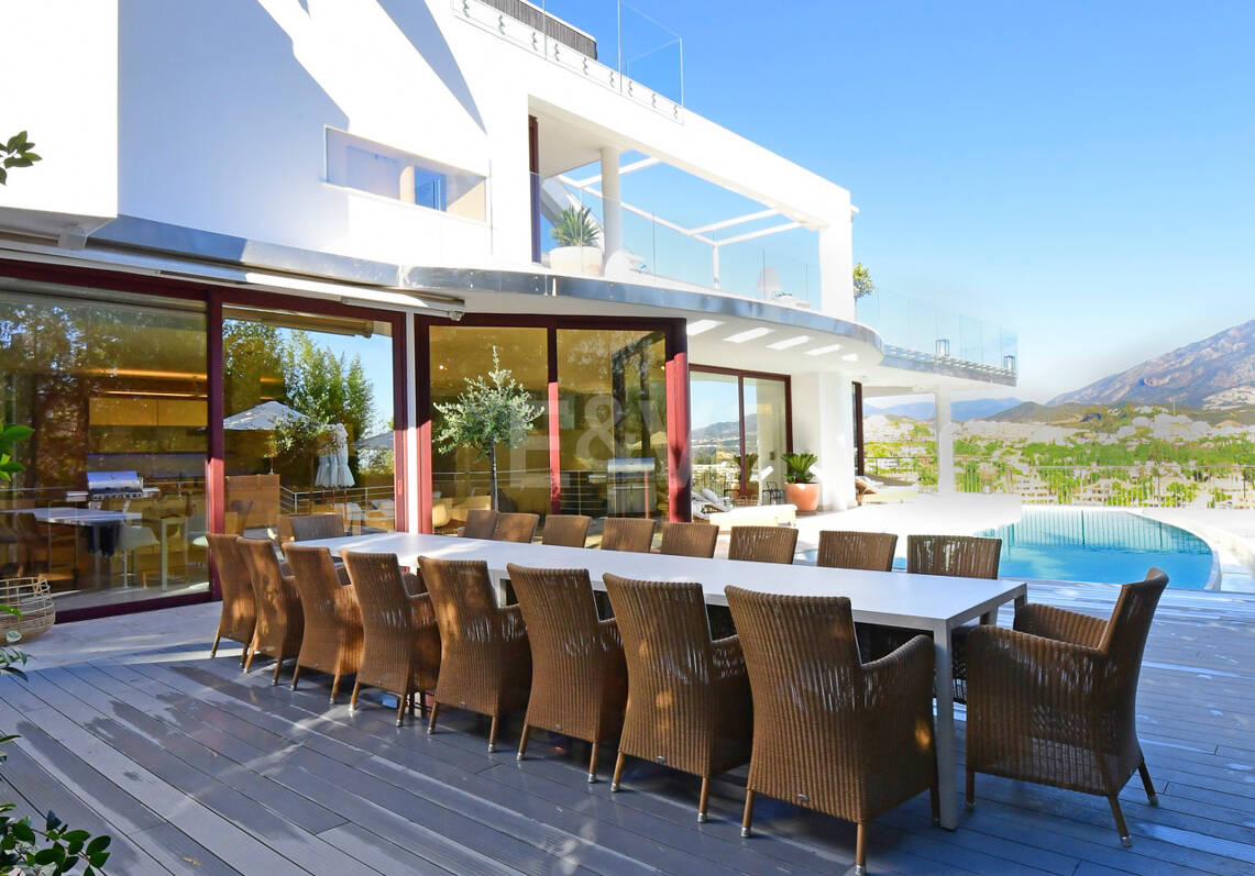 Luxuriöse und außergewöhnliche Villa in Nueva Andalucía zur Ferienvermietung verfügbar. Panoramablick auf den Berg La Concha und das Meer. 5 Minuten Fahrt von Puerto Banús entfernt,