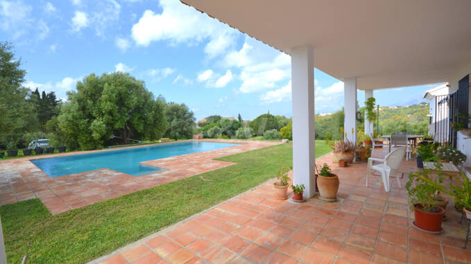 Charmante villa de style champêtre avec grand terrain et oliveraie
