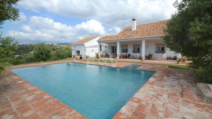Encantadora villa de estilo campestre con gran terreno y olivar