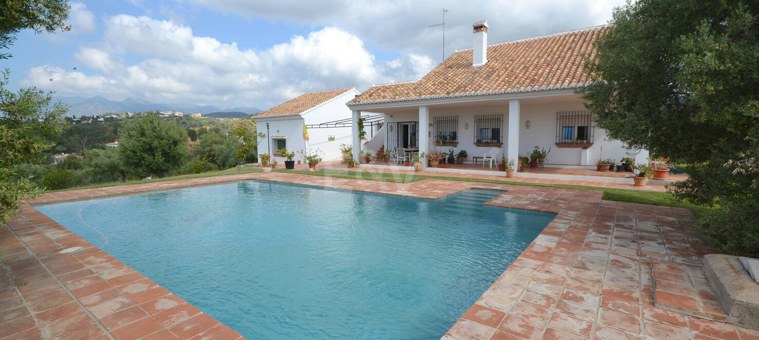 Villa with Large Plot in El Rosario