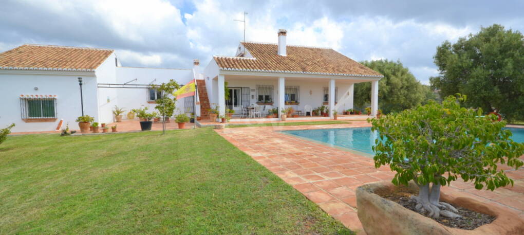 Villa with Large Plot in El Rosario