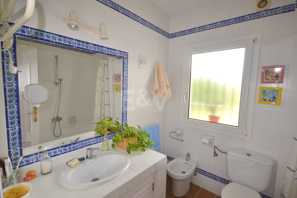 Charmig Country-Style Villa med stor tomt och olivlund