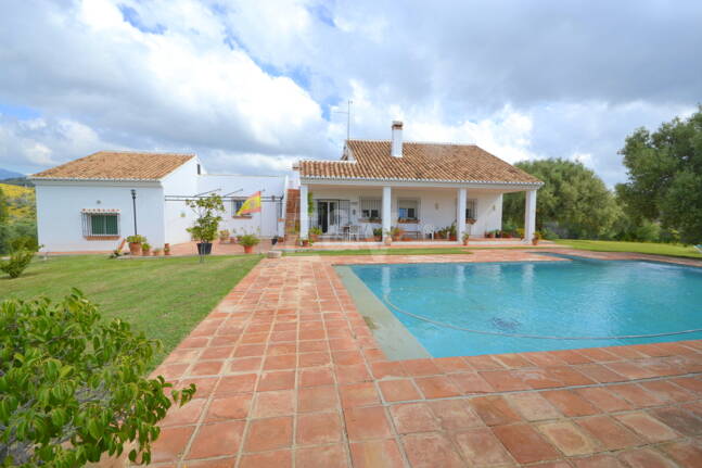 Charmig Country-Style Villa med stor tomt och olivlund