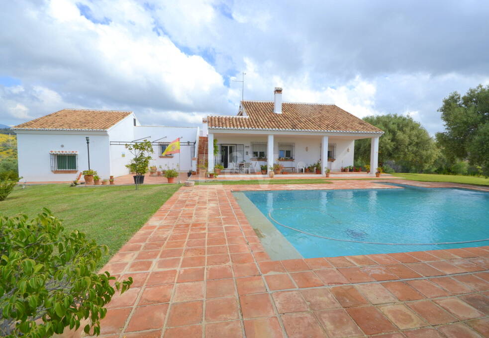 Charmig Country-Style Villa med stor tomt och olivlund