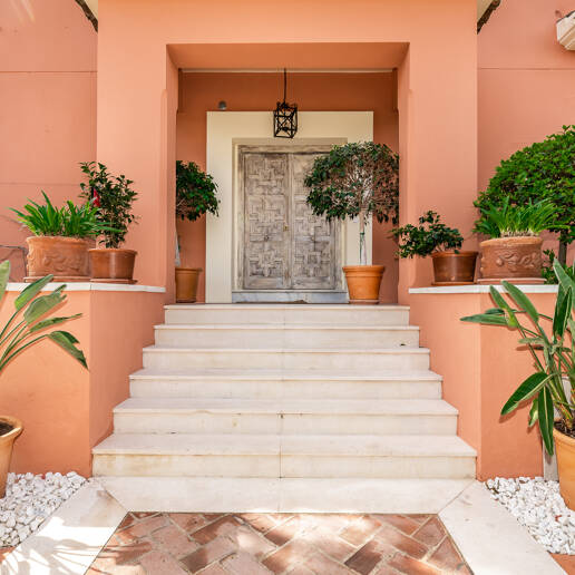 Familj Villa i Altos de Puente Romano. Pris från 12 000 euro per vecka.