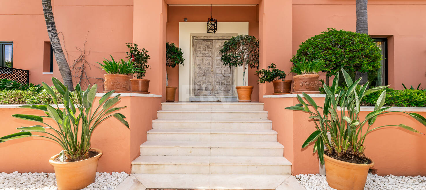 Familj Villa i Altos de Puente Romano. Pris från 12 000 euro per vecka.