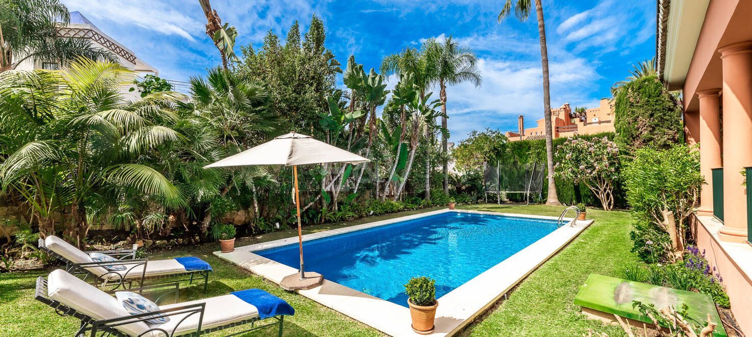 Familj Villa i Altos de Puente Romano. Pris från 12 000 euro per vecka.
