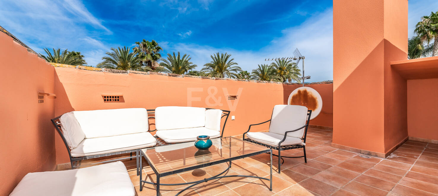 Familj Villa i Altos de Puente Romano. Pris från 12 000 euro per vecka.