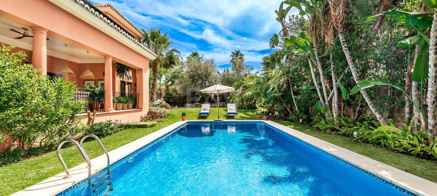 Familj Villa i Altos de Puente Romano. Pris från 12 000 euro per vecka.