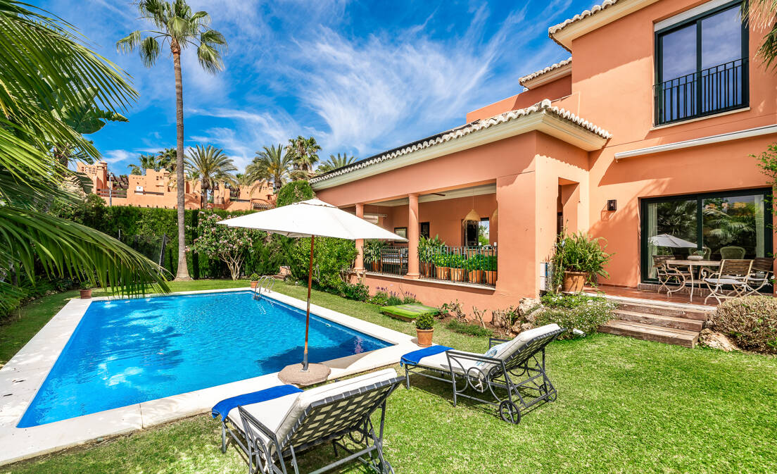 Familj Villa i Altos de Puente Romano. Pris från 12 000 euro per vecka.