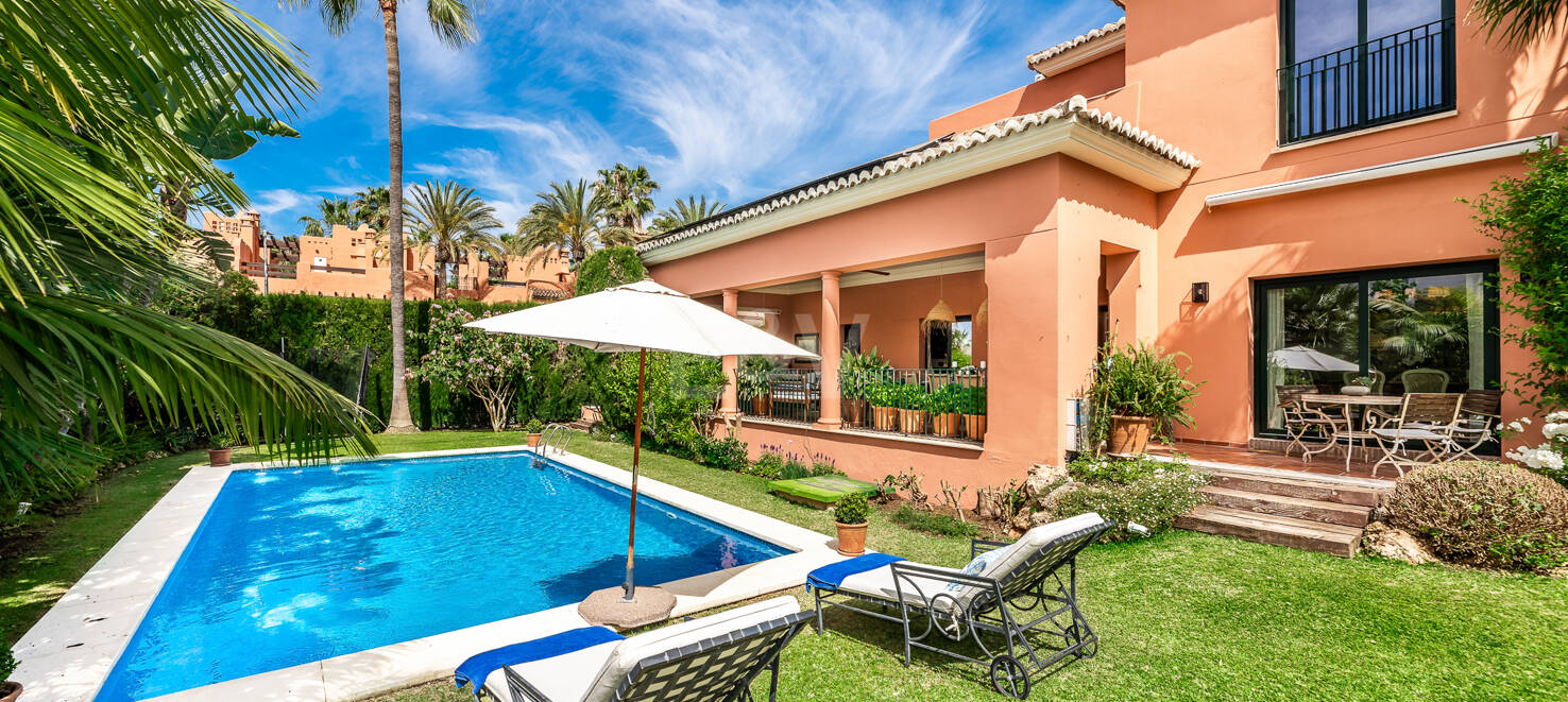 Familj Villa i Altos de Puente Romano. Pris från 12 000 euro per vecka.