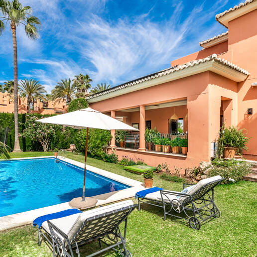Familj Villa i Altos de Puente Romano. Pris från 12 000 euro per vecka.