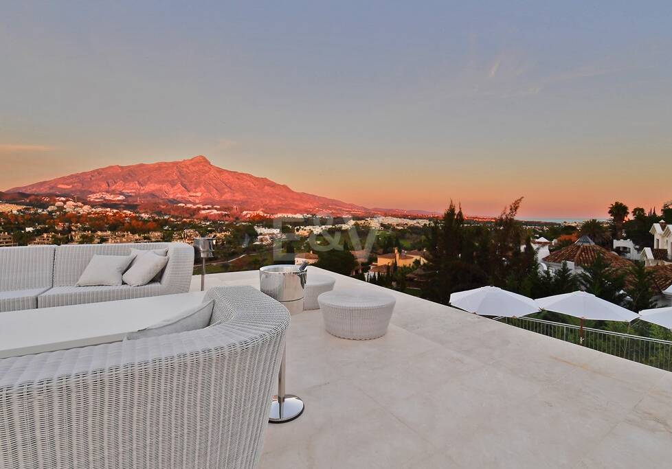 Modern villa with panoramic views in Nueva Andalucía