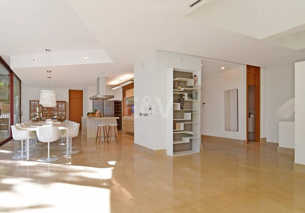 Modern villa with panoramic views in Nueva Andalucía