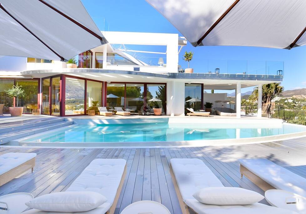 Modern villa with panoramic views in Nueva Andalucía