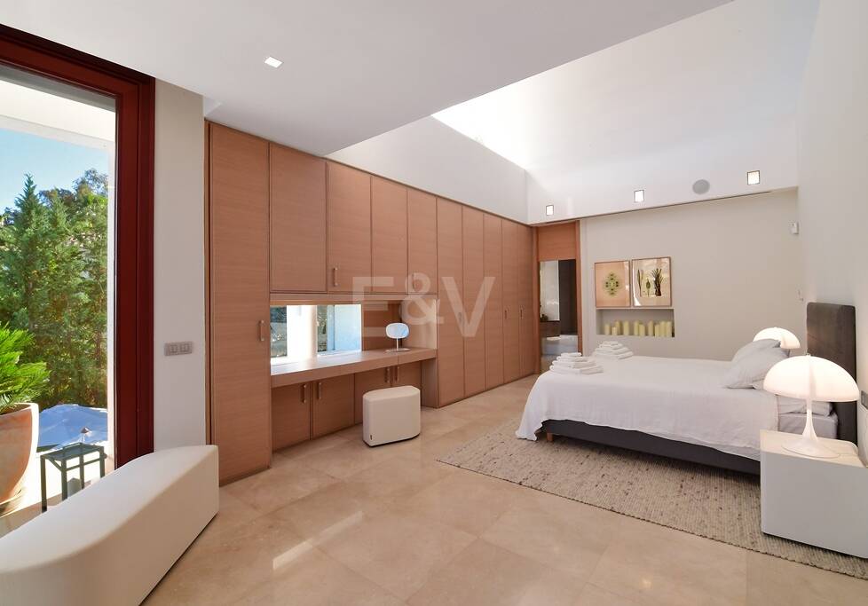 Modern villa with panoramic views in Nueva Andalucía