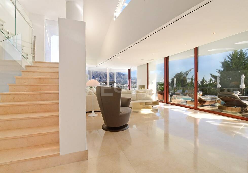 Modern villa with panoramic views in Nueva Andalucía