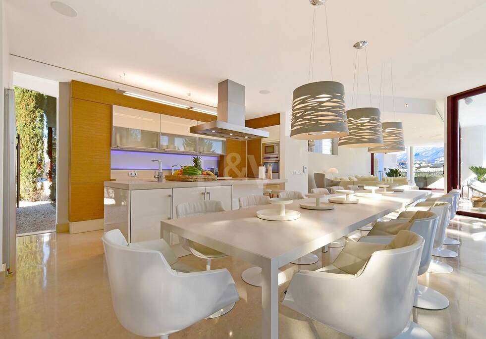 Modern villa with panoramic views in Nueva Andalucía