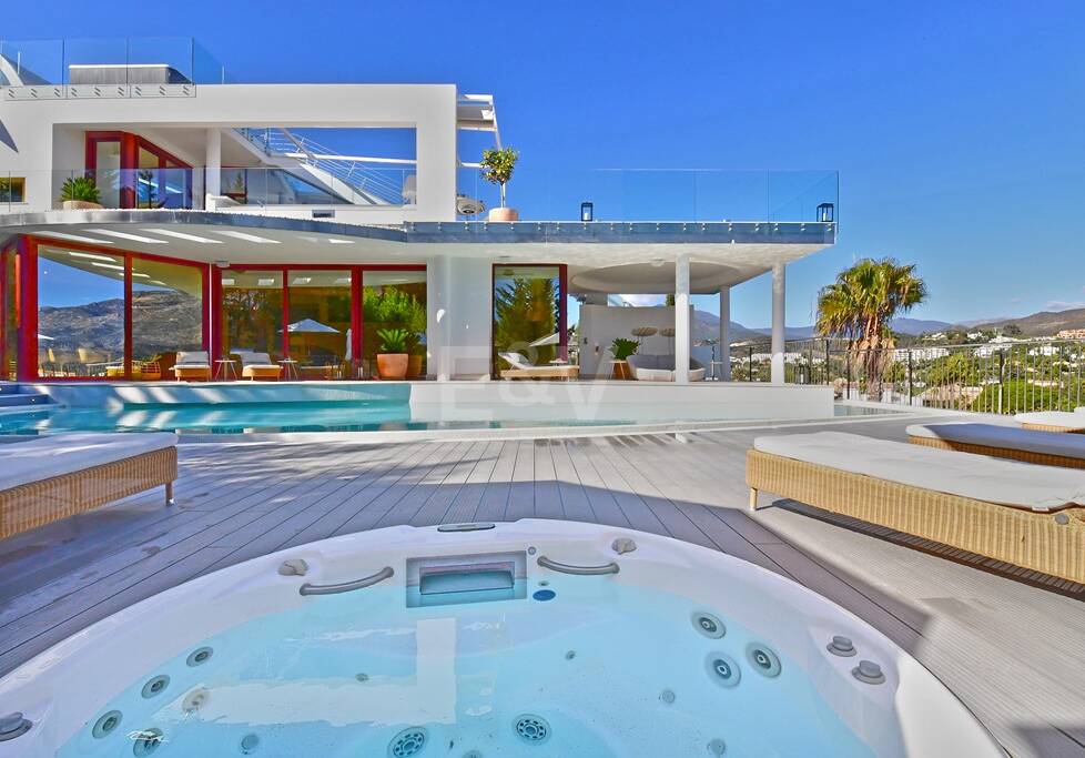 Modern villa with panoramic views in Nueva Andalucía