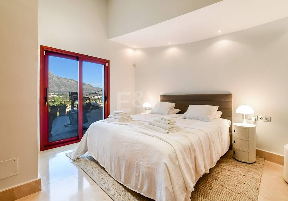 Modern villa with panoramic views in Nueva Andalucía