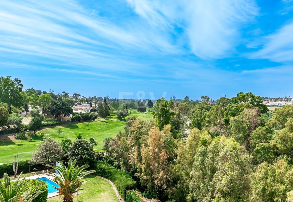 Expansiv Guadalmina Lägenhet i Frontline Golf Community