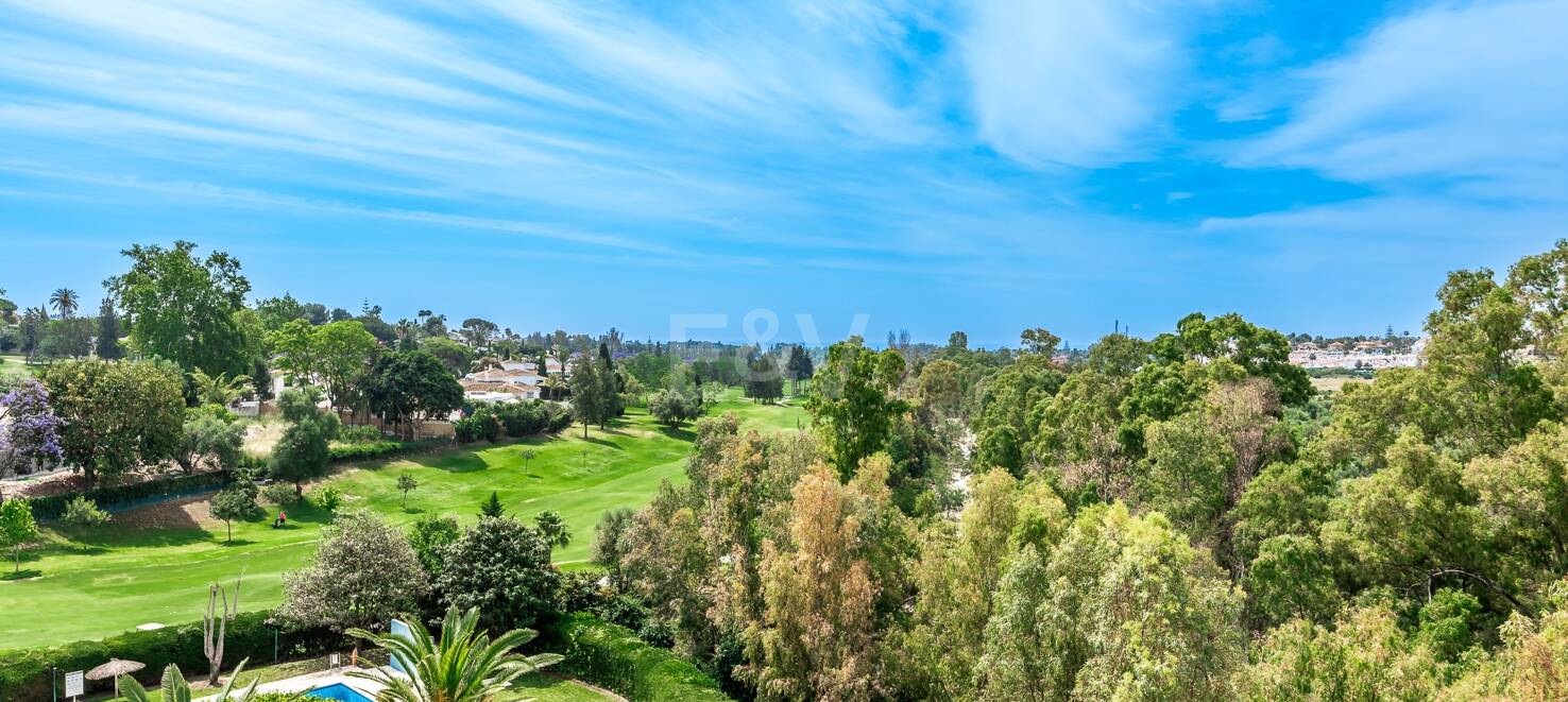 Expansiv Guadalmina Lägenhet i Frontline Golf Community