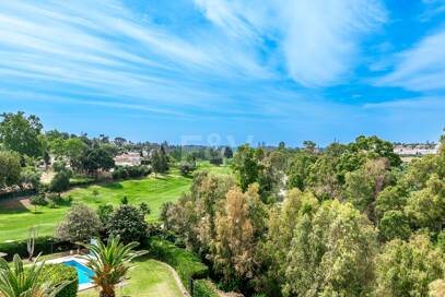 Expansiv Guadalmina Lägenhet i Frontline Golf Community