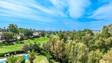 Expansive Guadalmina Apartament w Frontline Golf Community