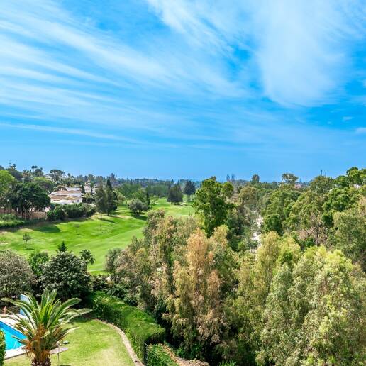 Expansiv Guadalmina Lägenhet i Frontline Golf Community