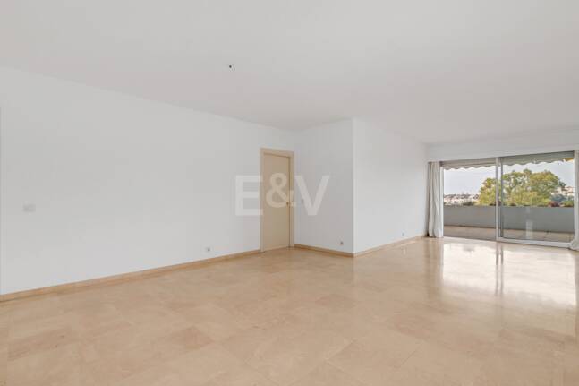 Expansiv Guadalmina Lägenhet i Frontline Golf Community