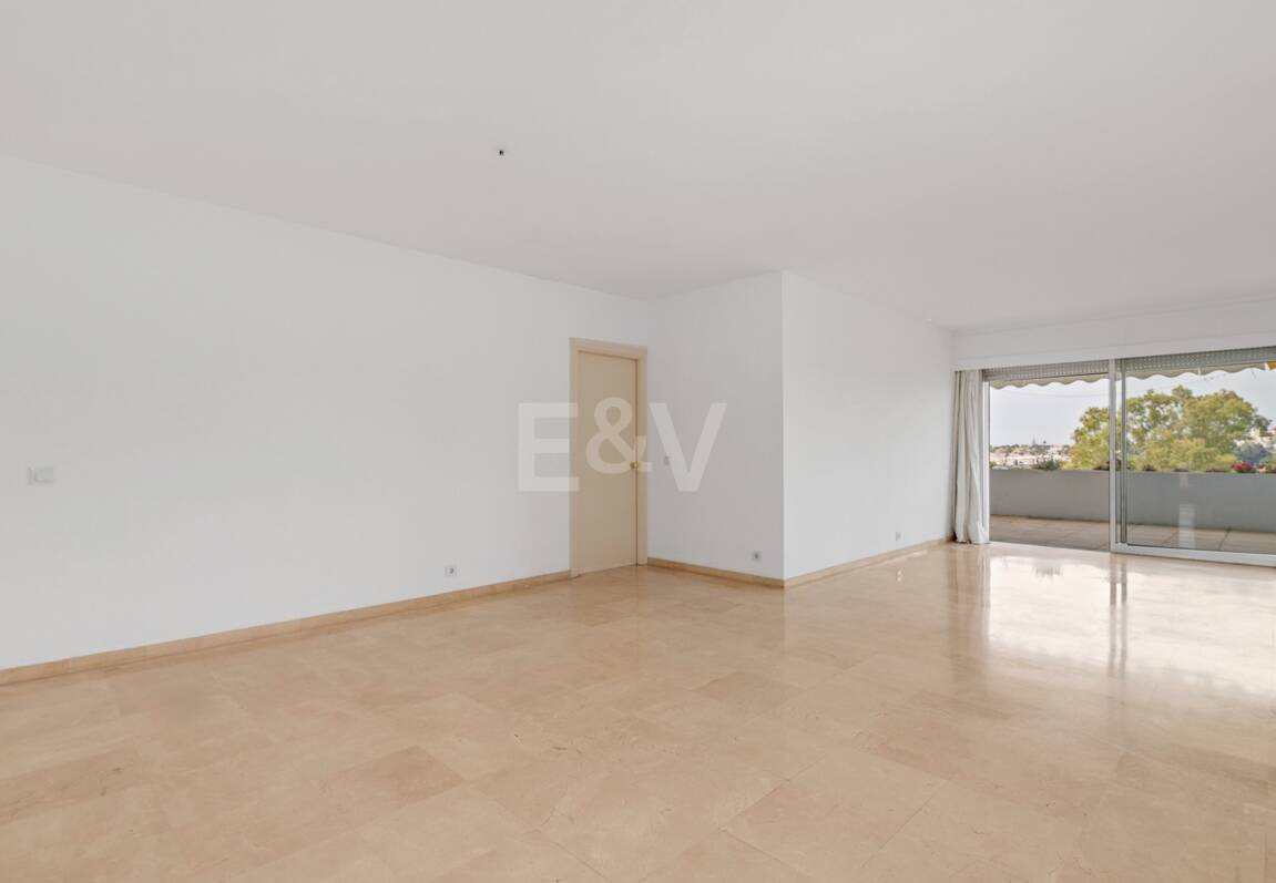 Expansiv Guadalmina Lägenhet i Frontline Golf Community