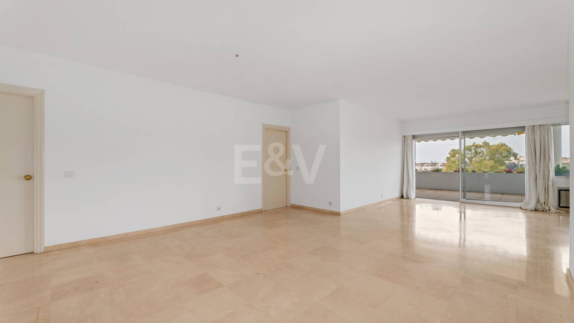 Expansiv Guadalmina Lägenhet i Frontline Golf Community