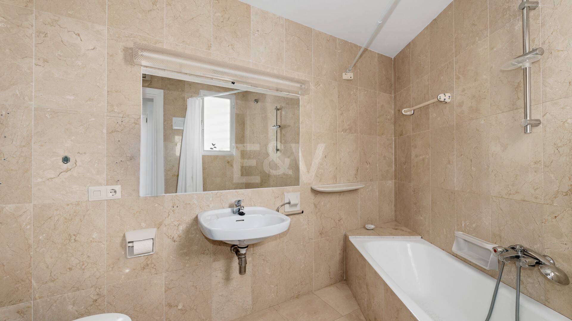 Expansiv Guadalmina Lägenhet i Frontline Golf Community