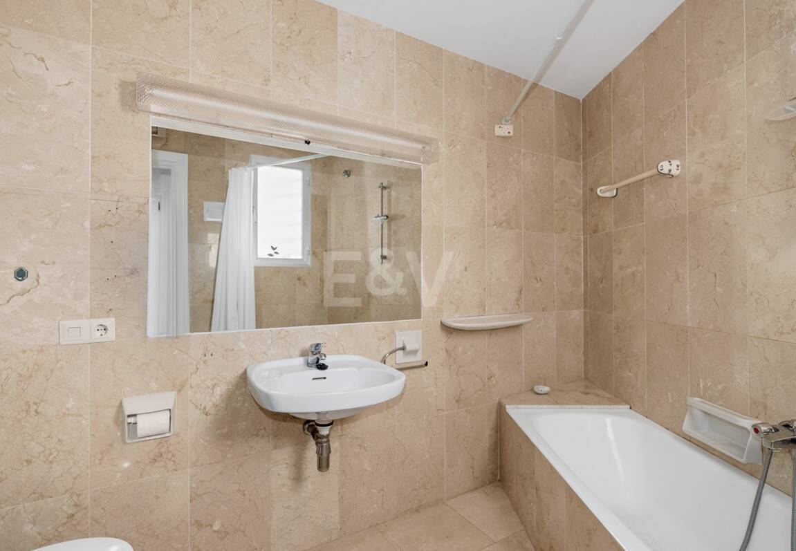 Expansiv Guadalmina Lägenhet i Frontline Golf Community