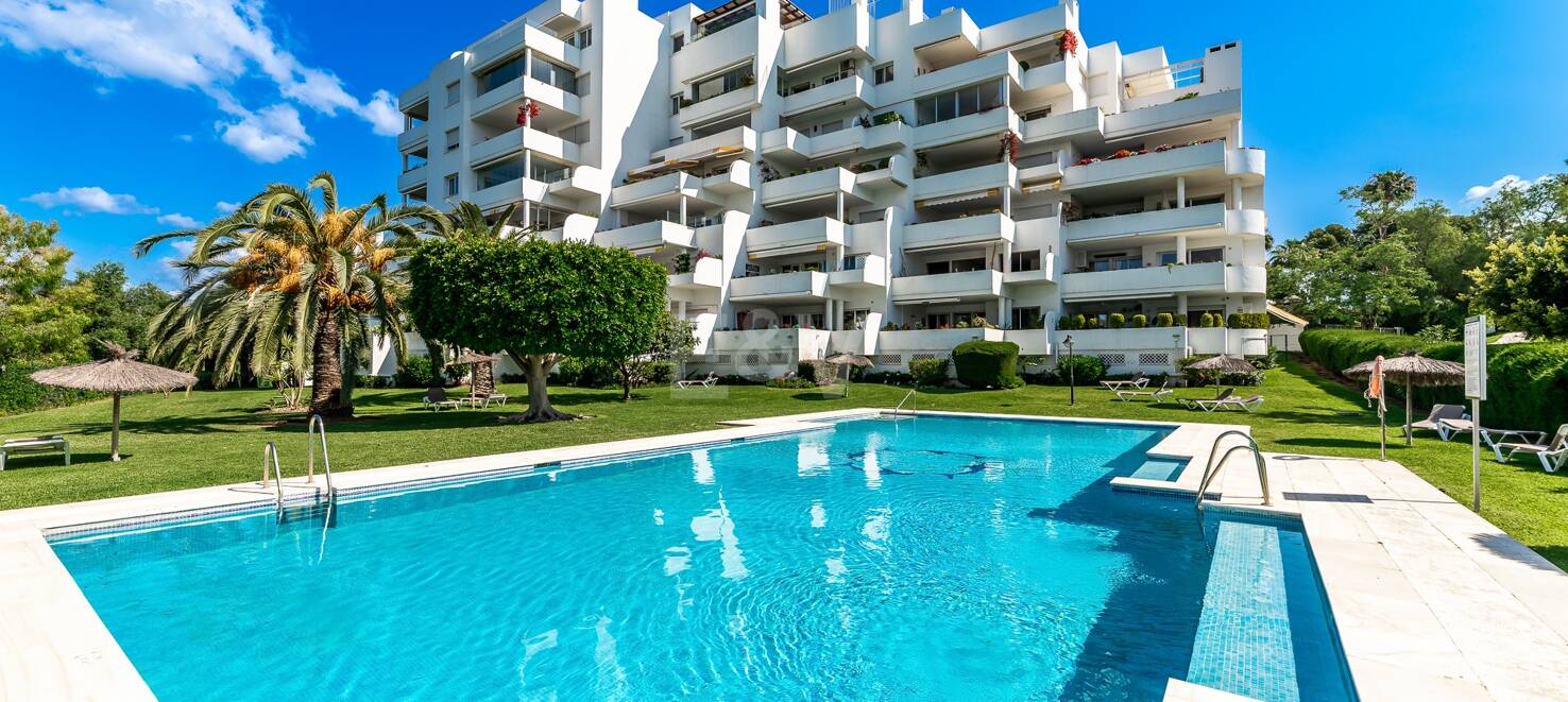 Expansiv Guadalmina Lägenhet i Frontline Golf Community
