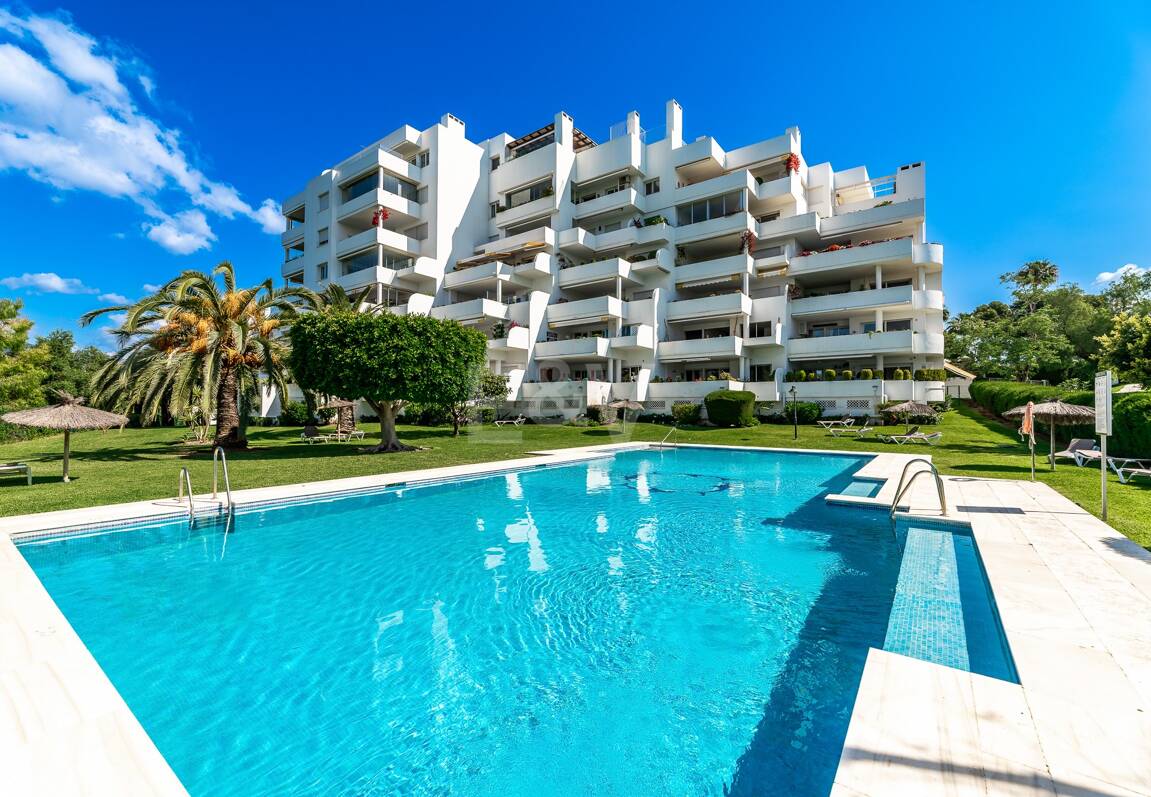 Expansiv Guadalmina Lägenhet i Frontline Golf Community