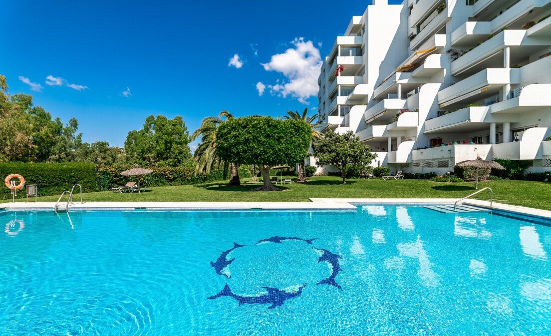 Weitläufiges Apartment in der Golfanlage Guadalmina in erster Linie