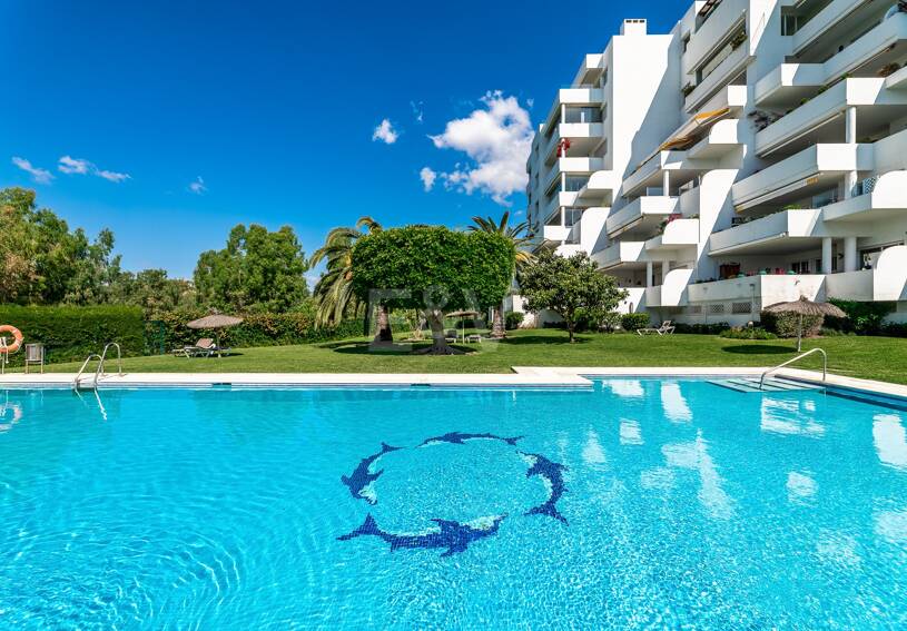 Expansiv Guadalmina Lägenhet i Frontline Golf Community