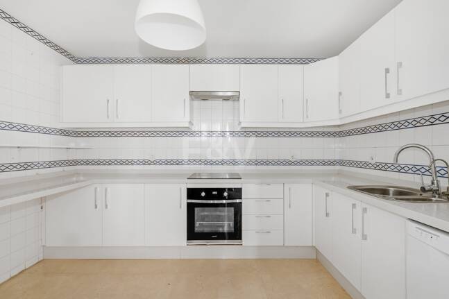 Expansiv Guadalmina Lägenhet i Frontline Golf Community