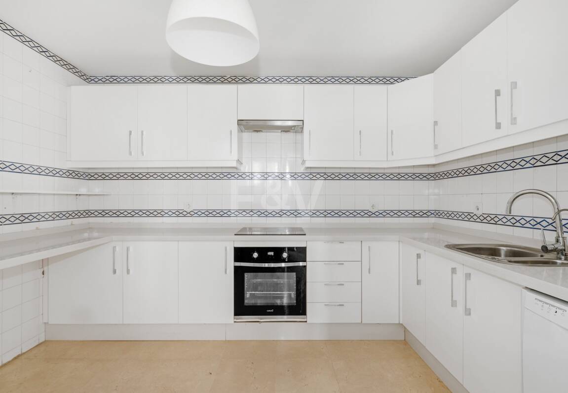 Expansiv Guadalmina Lägenhet i Frontline Golf Community