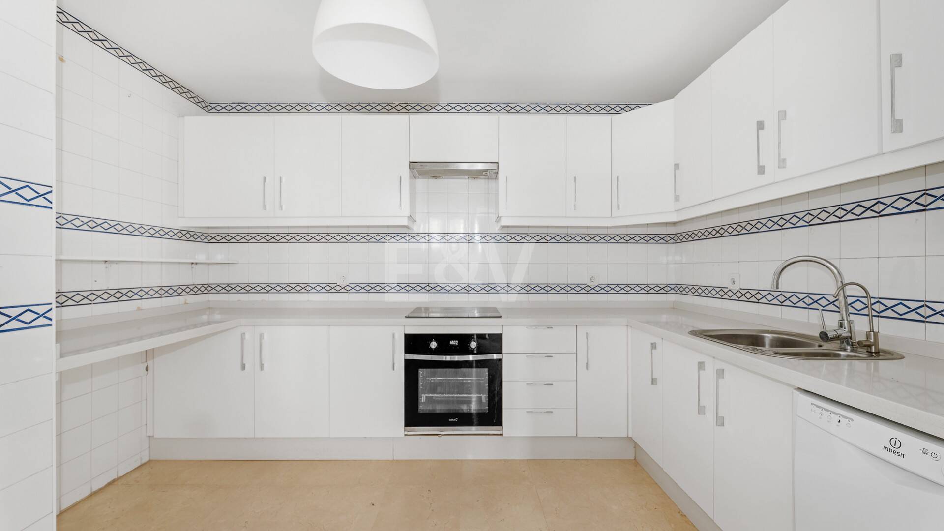 Expansiv Guadalmina Lägenhet i Frontline Golf Community