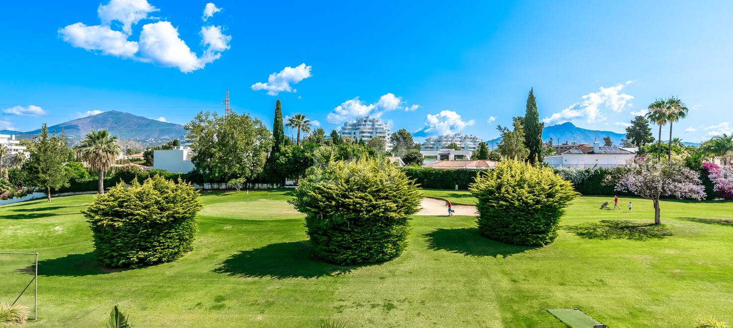 Expansiv Guadalmina Lägenhet i Frontline Golf Community